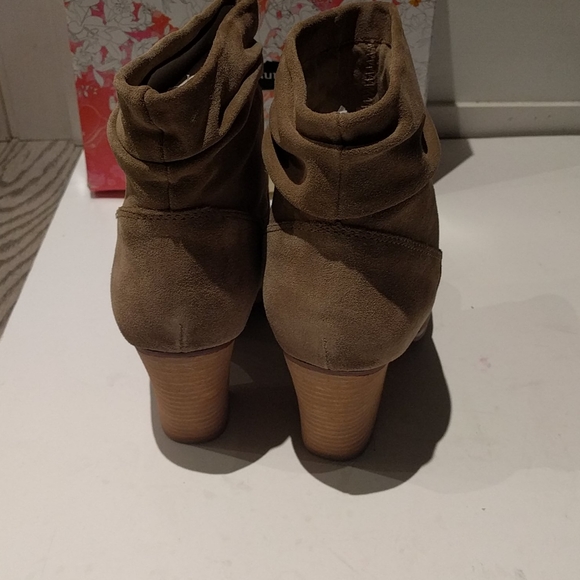 Beautiful suede leather boots by Chinese Laundry - Picture 4 of 13